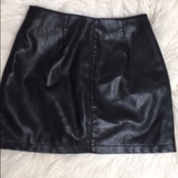 ❌ SOLD ❌ Faux leather skirt - Picture 4 of 6